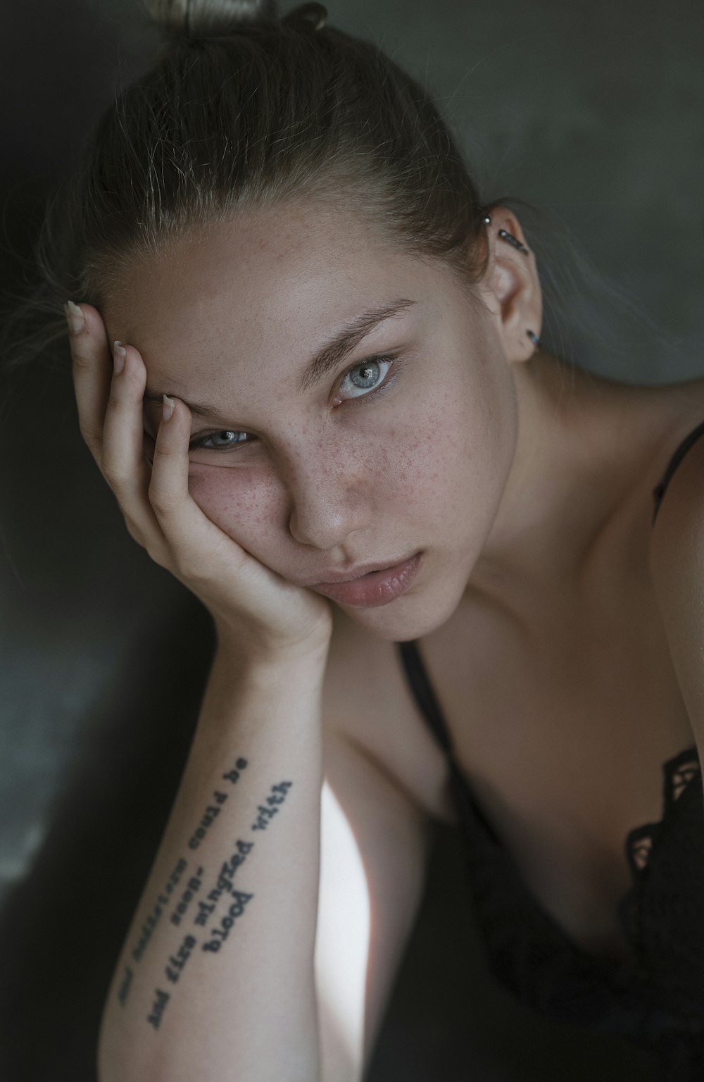 Una mujer con un tatuaje en el brazo