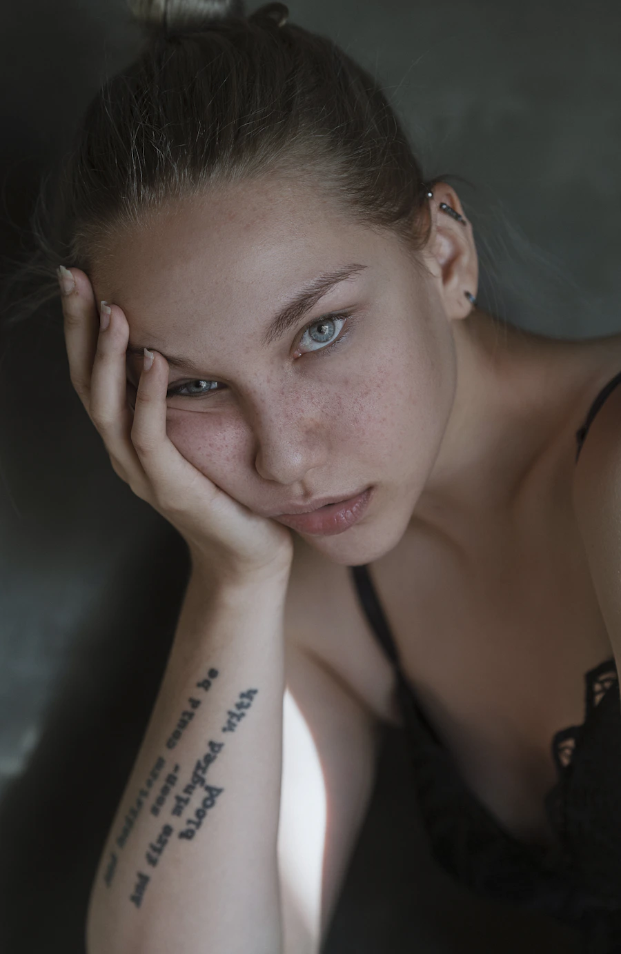 Emblema da tatuadora Maya Voss, especialista em fine line