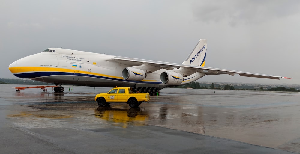 Ein großes Flugzeug, das auf dem Rollfeld eines Flughafens sitzt