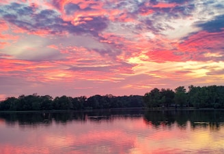 A vibrant sunset over Lagoa da Prata, highlighting the colors of the sky.