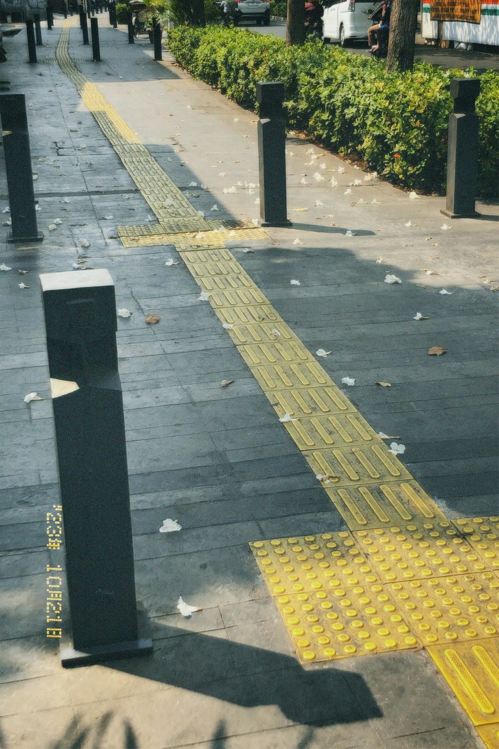 un marciapiede che è stato dipinto di giallo con una linea gialla su di esso