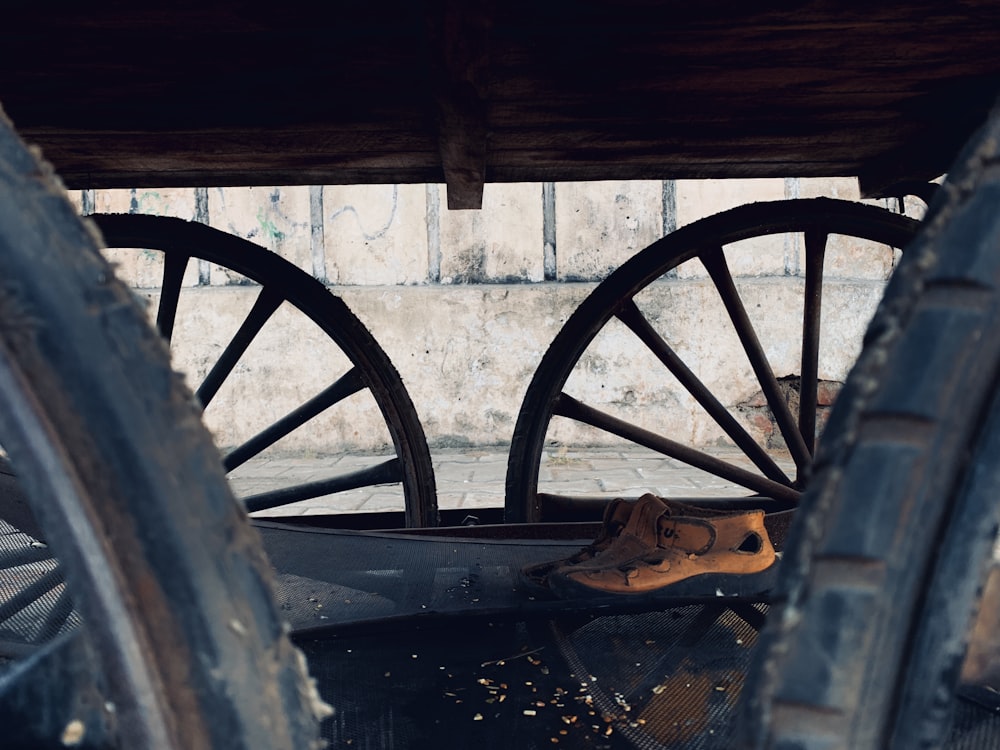 2つの古い木製の車輪のクローズアップ