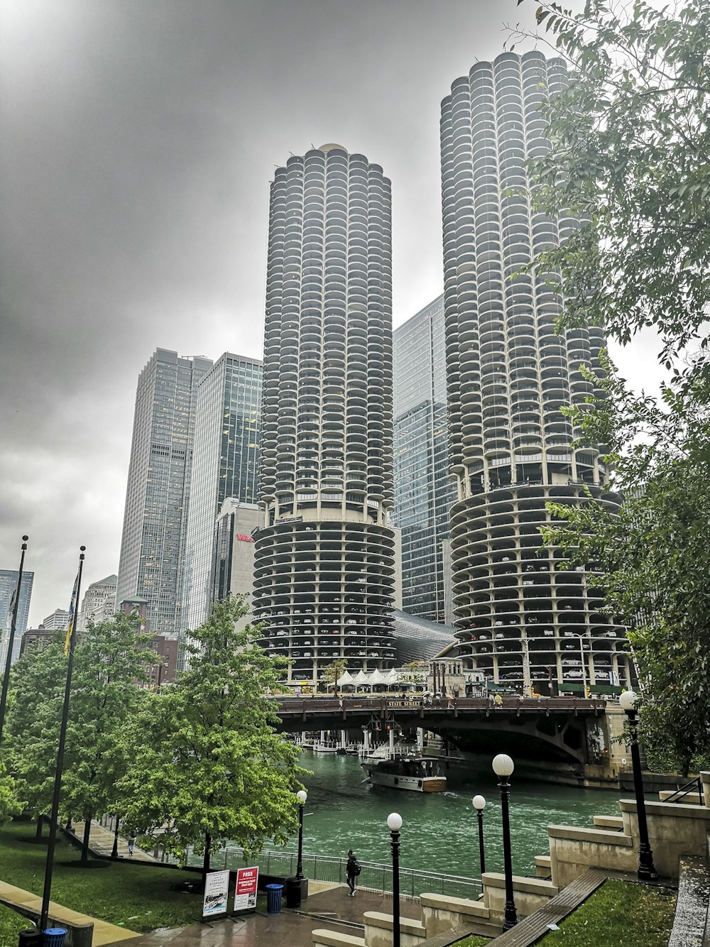 um par de edifícios altos sentados ao lado de um rio