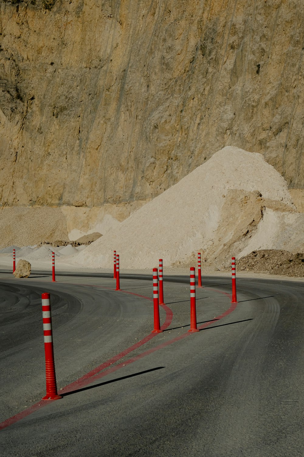 eine kurvenreiche Straße mit einem Berg im Hintergrund