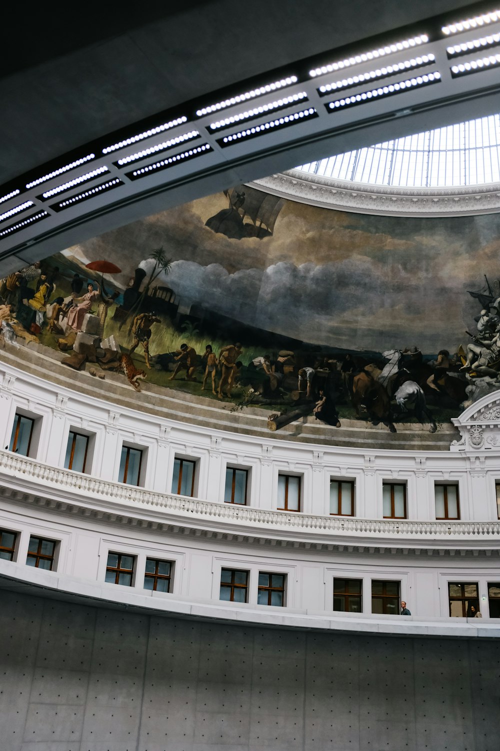 il soffitto di un edificio con un dipinto
