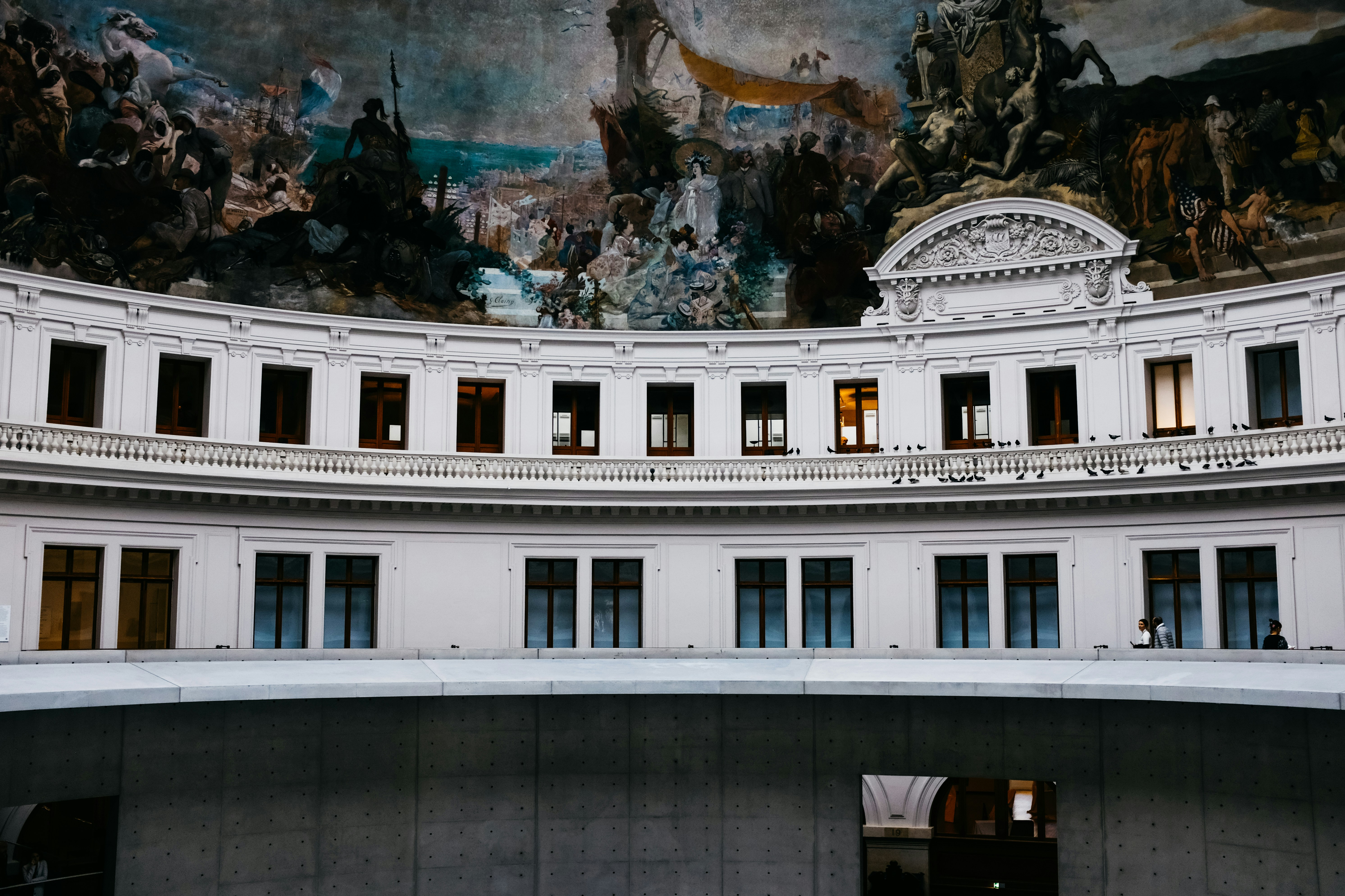 un grand bâtiment avec une peinture au plafond