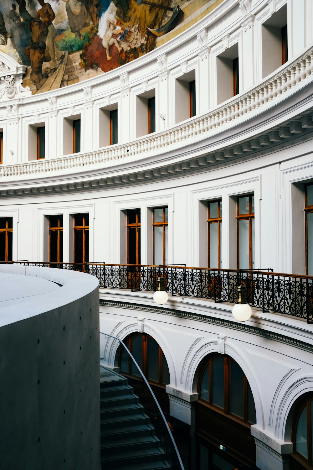 un grand bâtiment avec une peinture au plafond