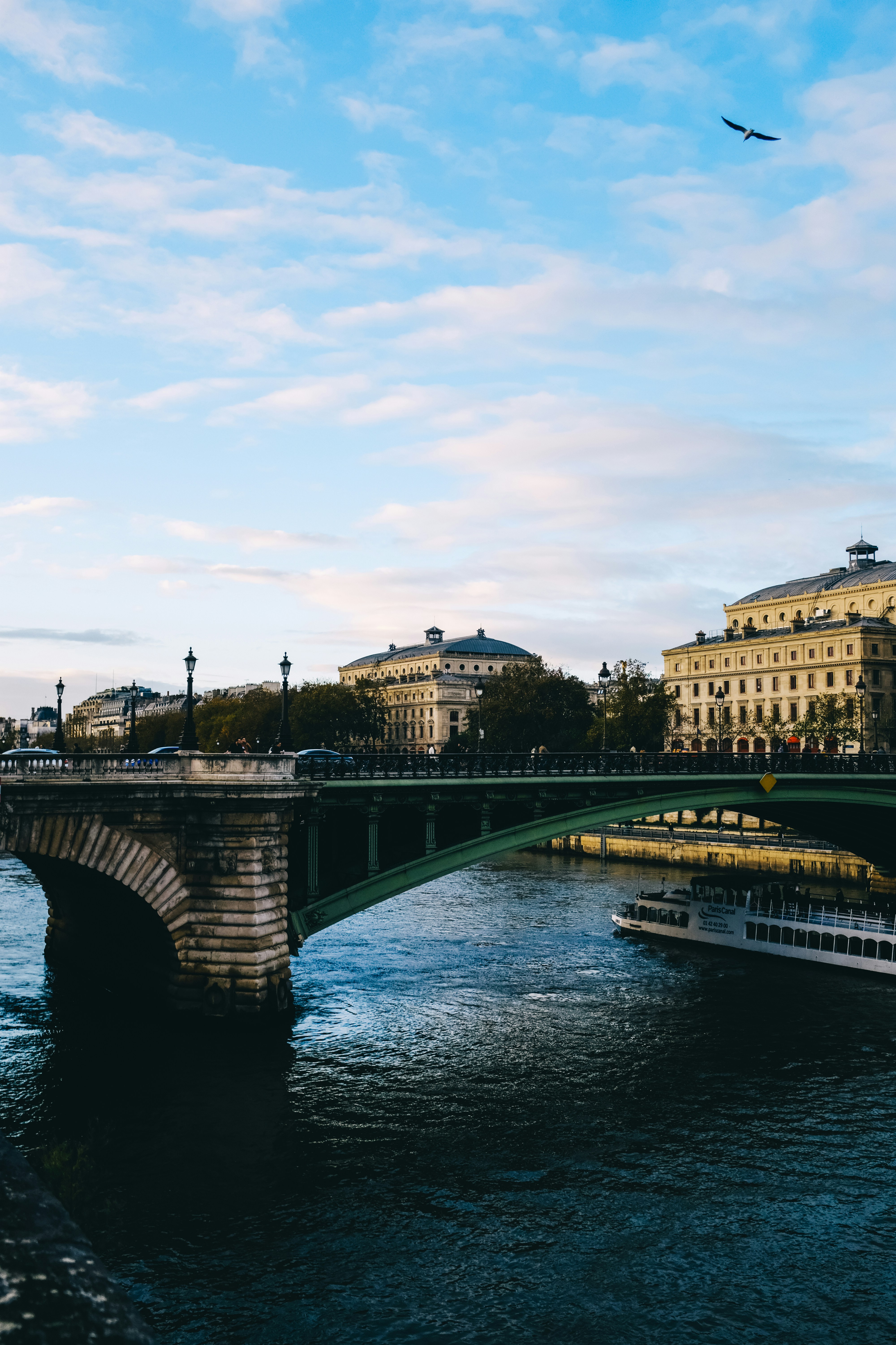 Photo by adrienolichon