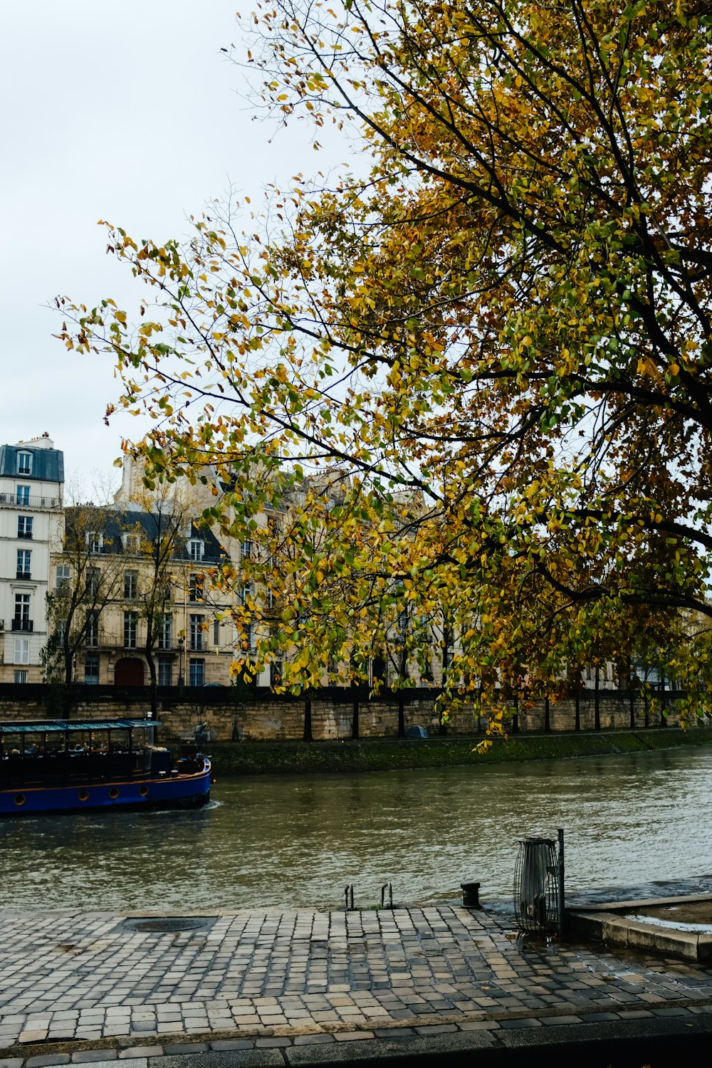 Un barco en un río junto a un edificio