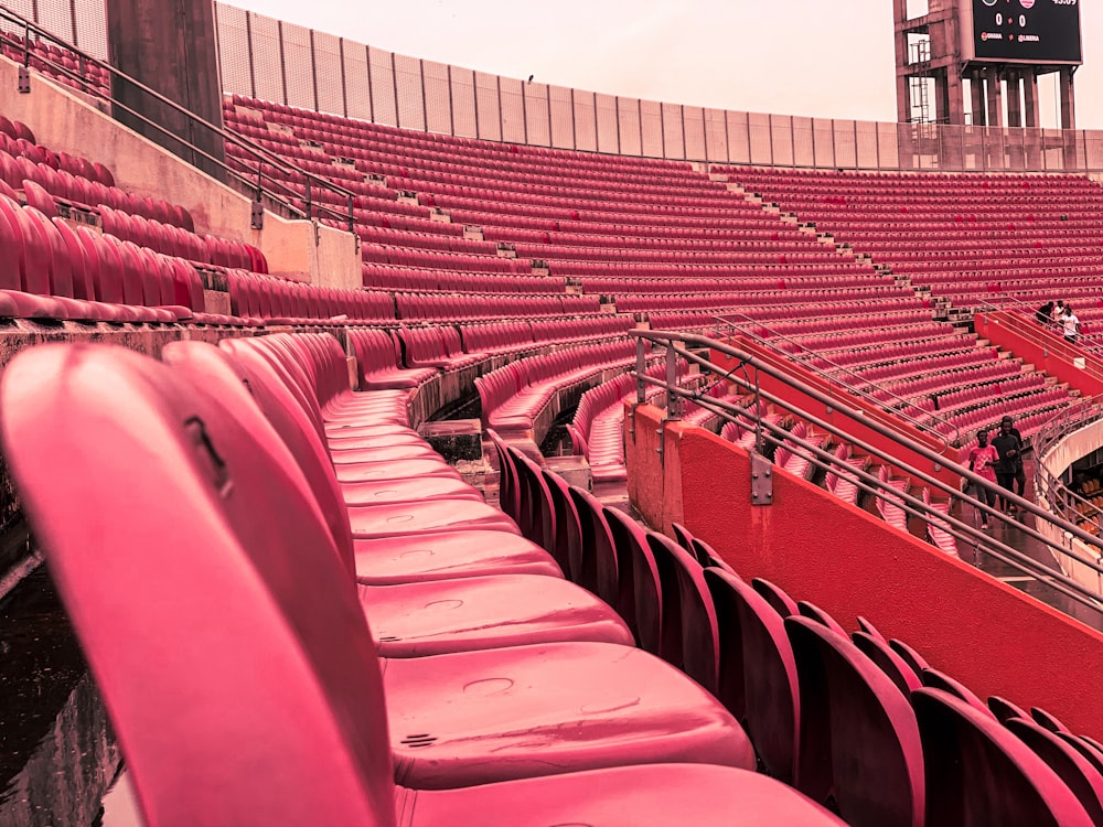 Uno stadio pieno di posti a sedere rossi