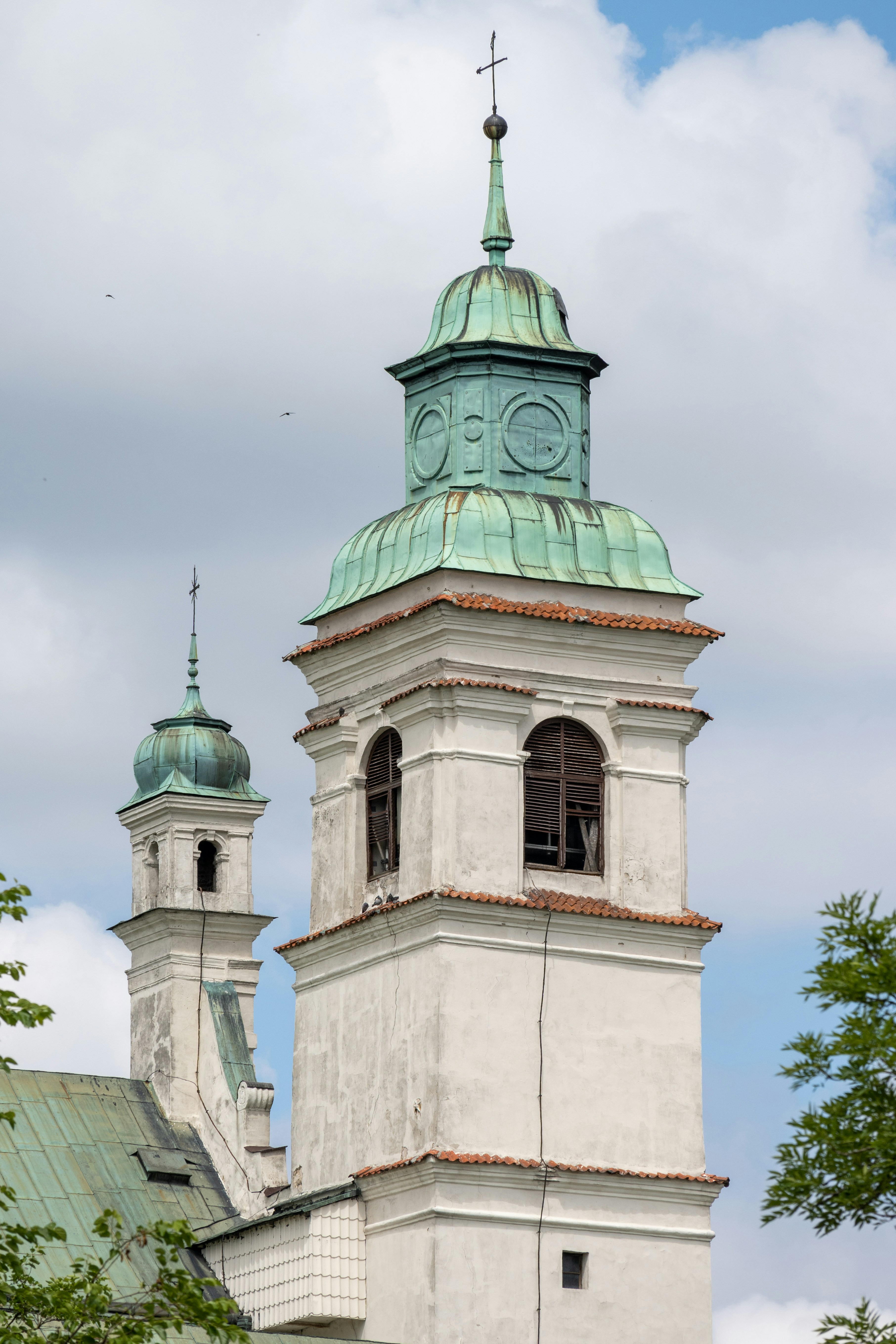 ein großes weißes Gebäude mit begrüntem Dach