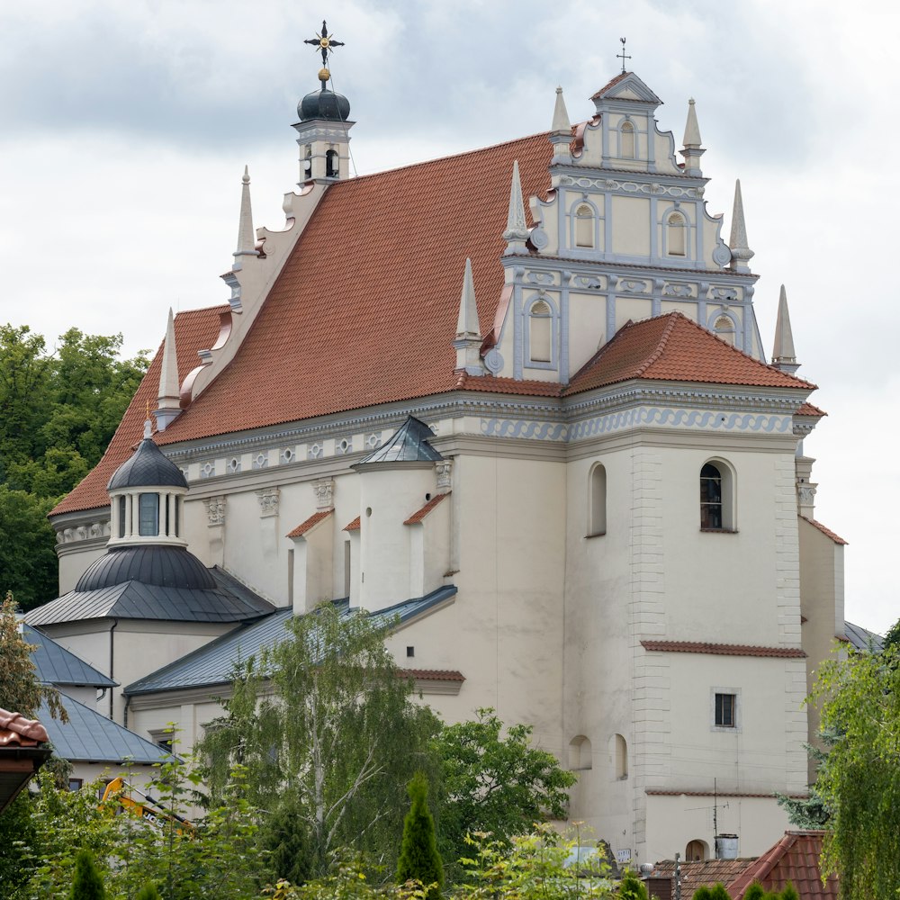 ein großes weißes Gebäude mit rotem Dach