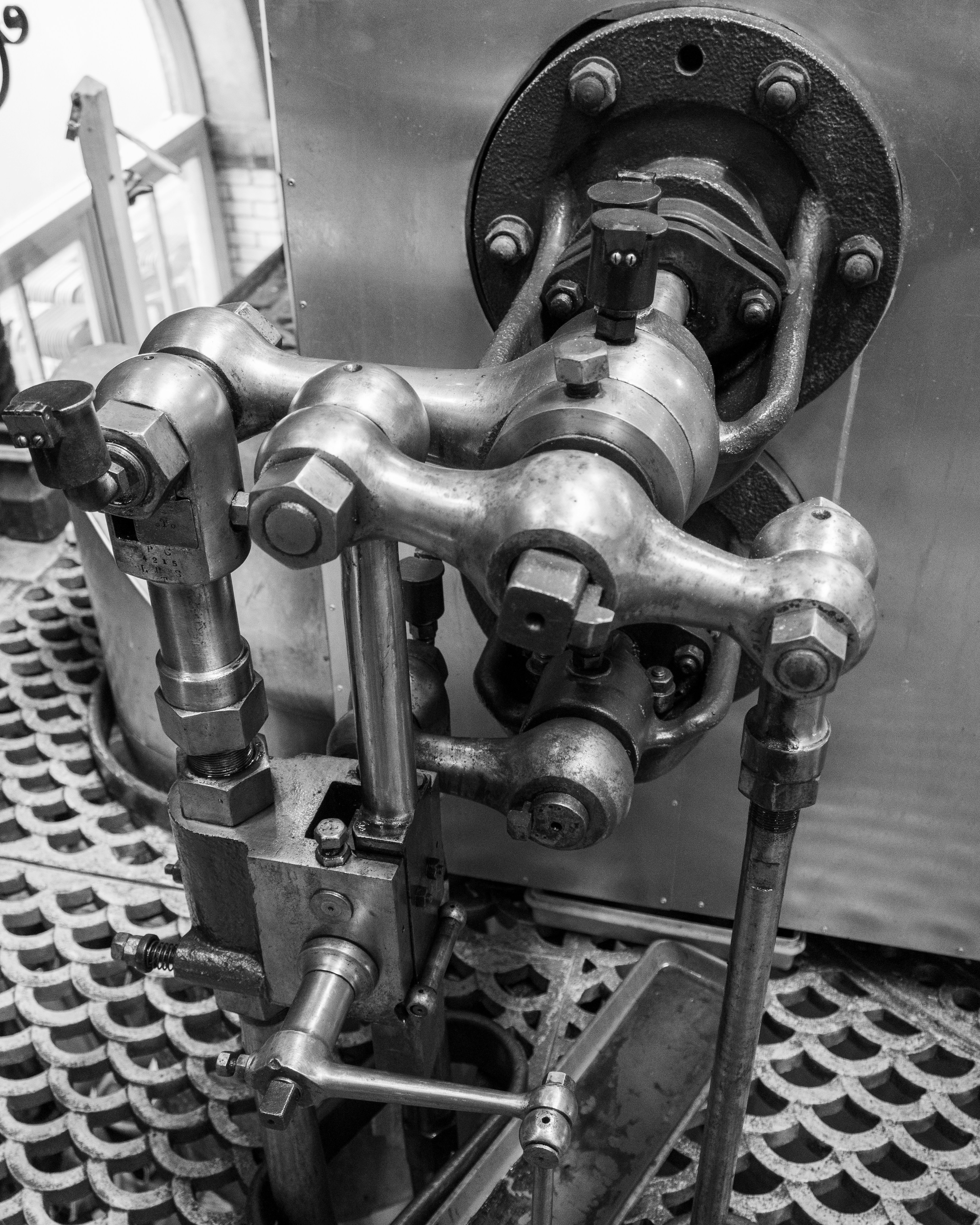 a black and white photo of a machine