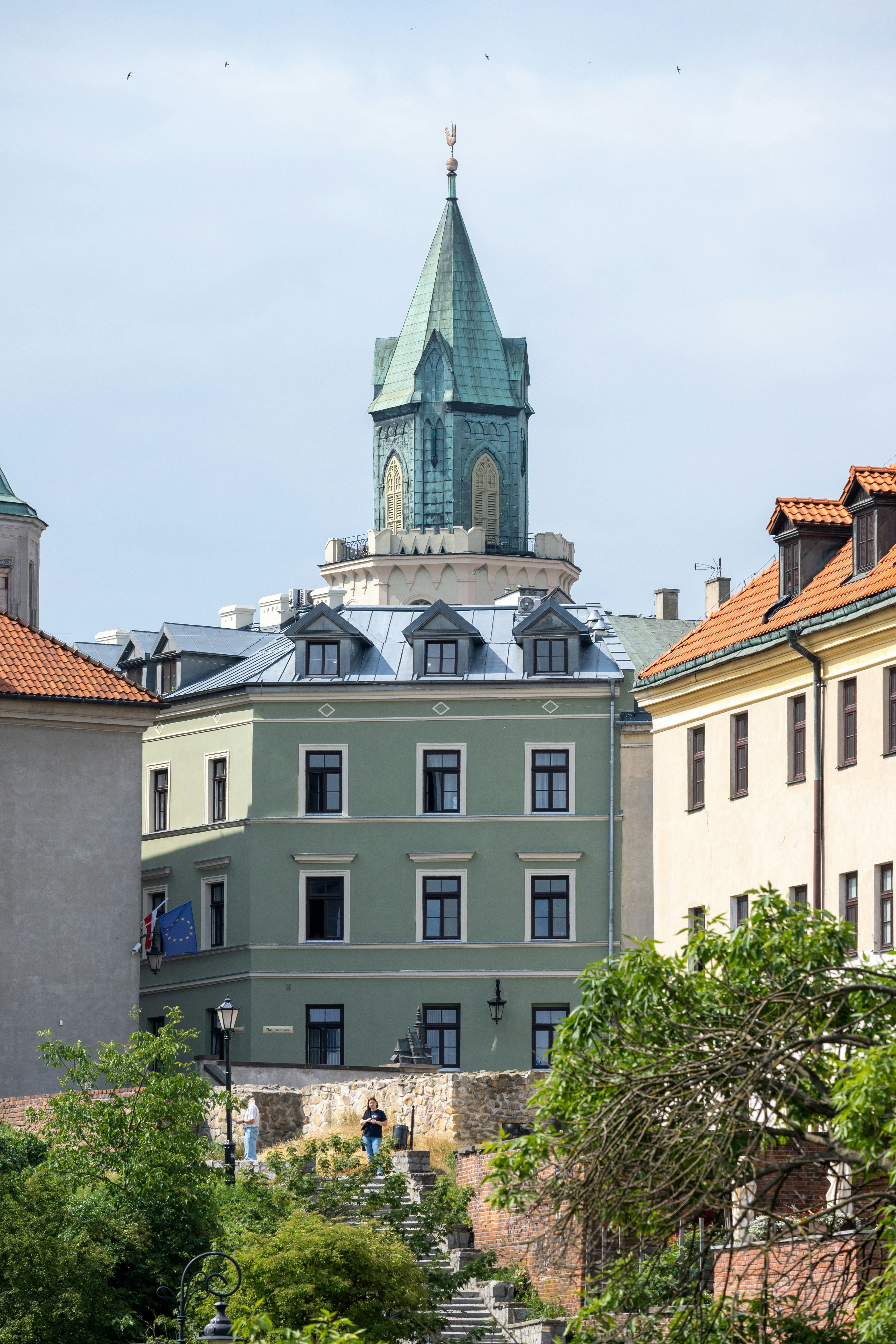 Blick auf ein Gebäude mit einem Kirchturm im Hintergrund