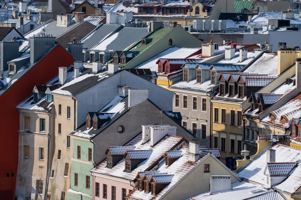 Blick auf eine Stadt mit vielen schneebedeckten Dächern