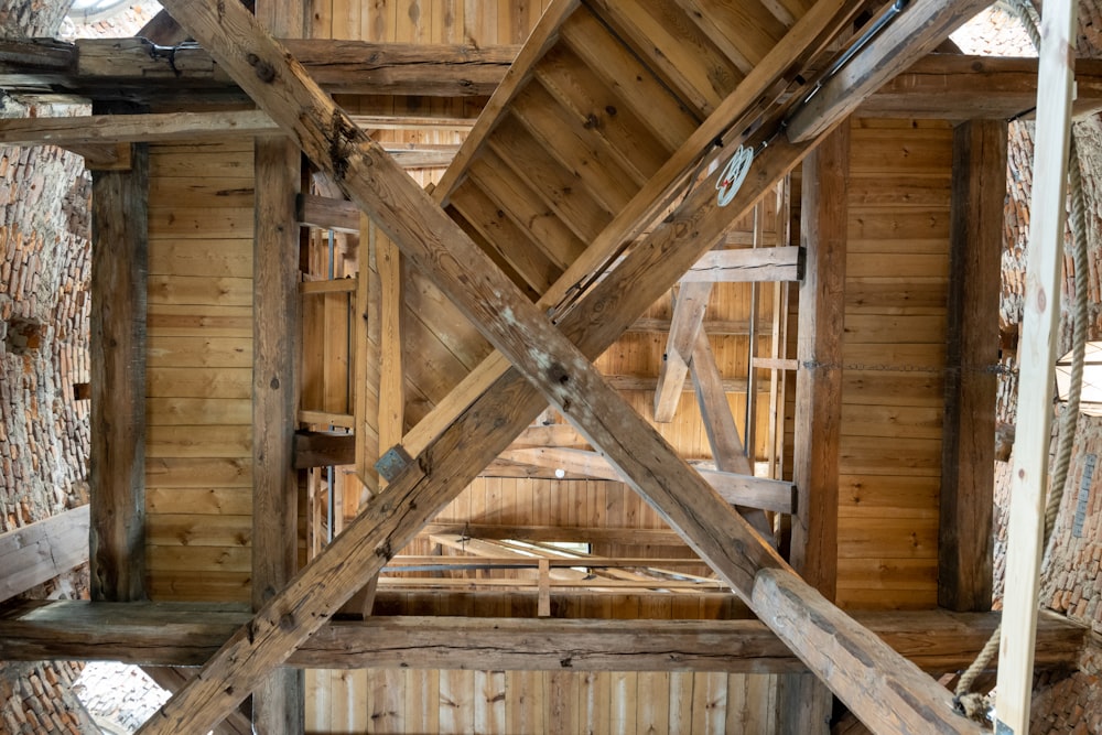 o interior de um edifício com paredes de madeira e vigas