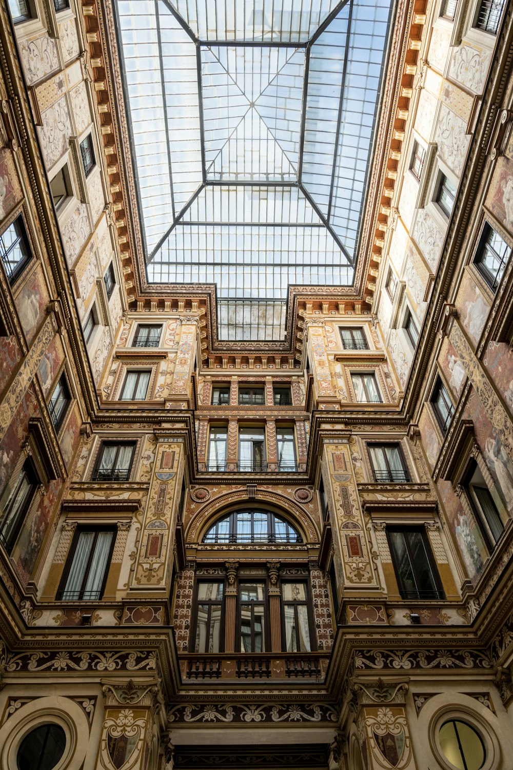 un edificio molto alto con un lucernario sopra di esso