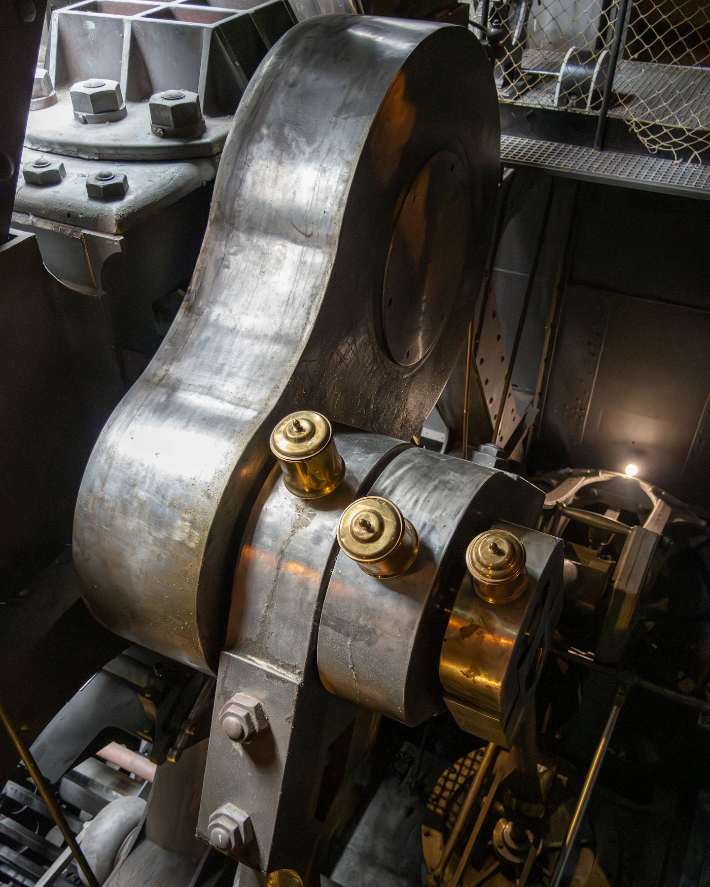 Detail einer Industriemaschine aus Edelstahl