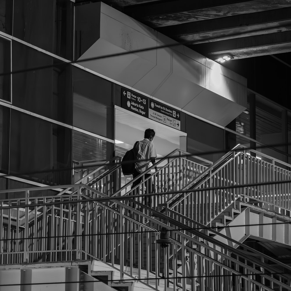 um homem descendo um lance de escadas