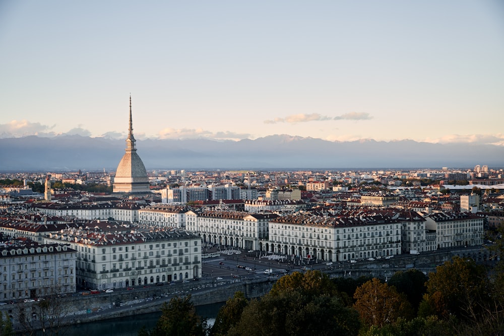 Una veduta di una città da un punto di vista elevato