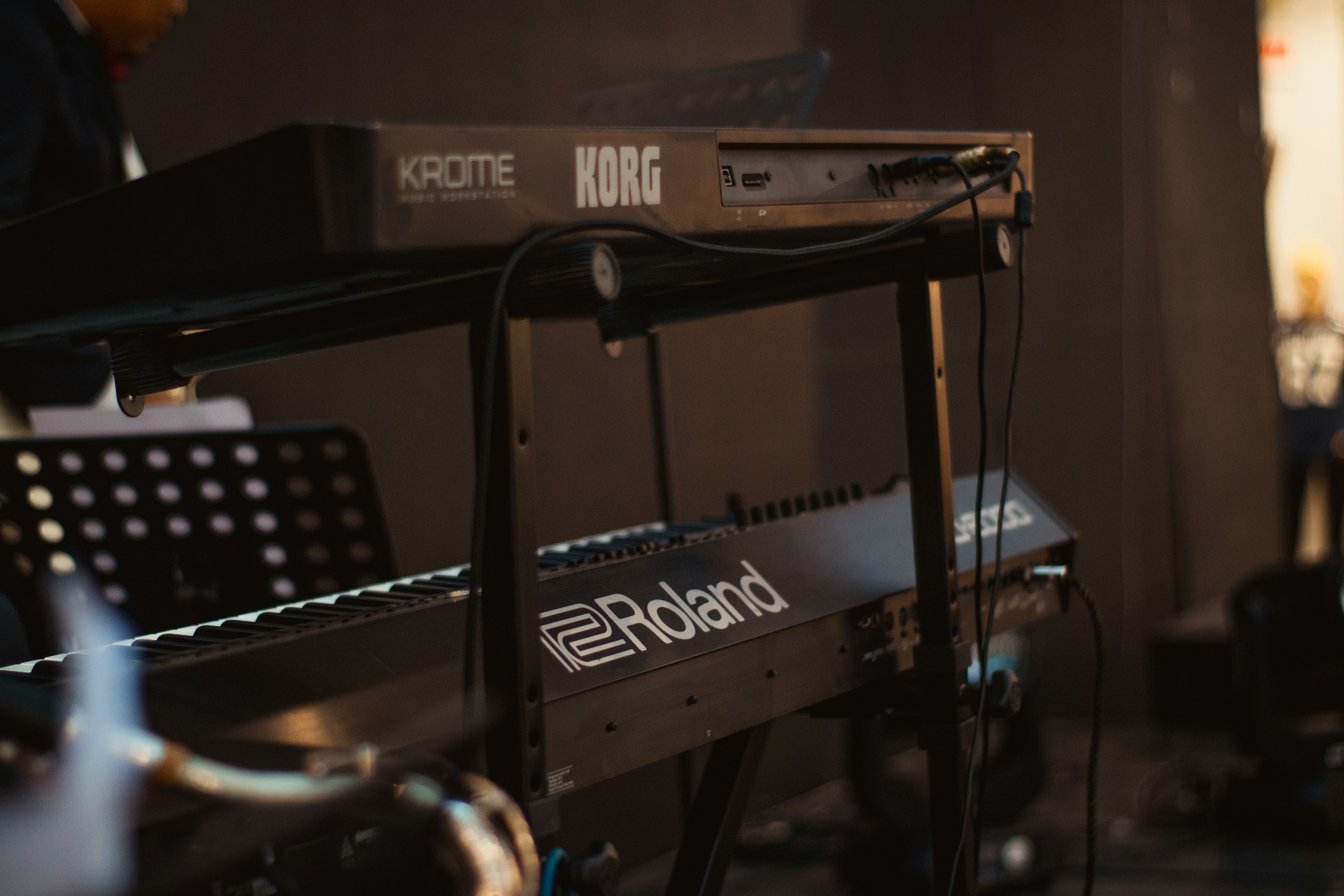 Claviers synthétiseurs Moog et Korg alignés