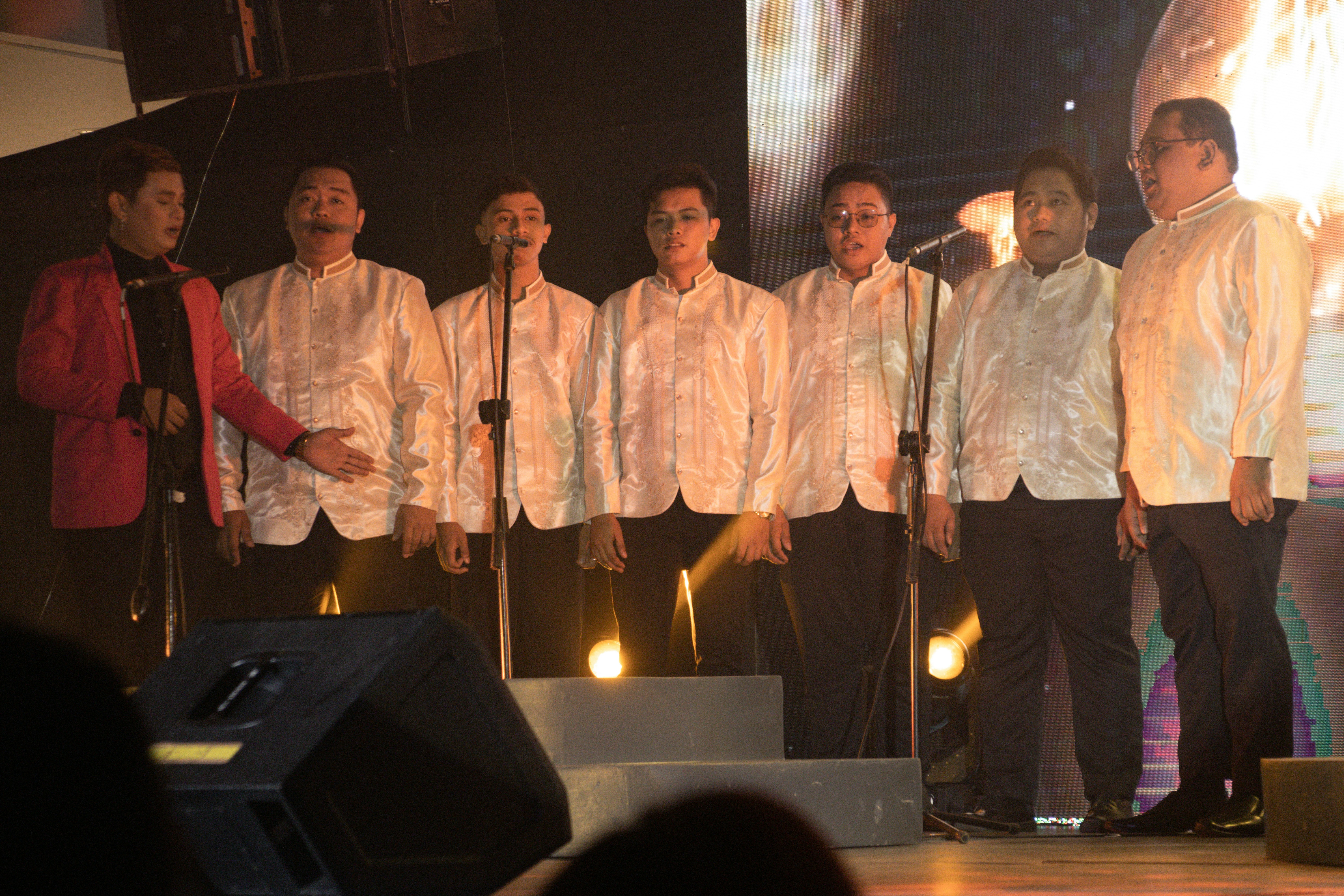 ステージの上に立つ男たち