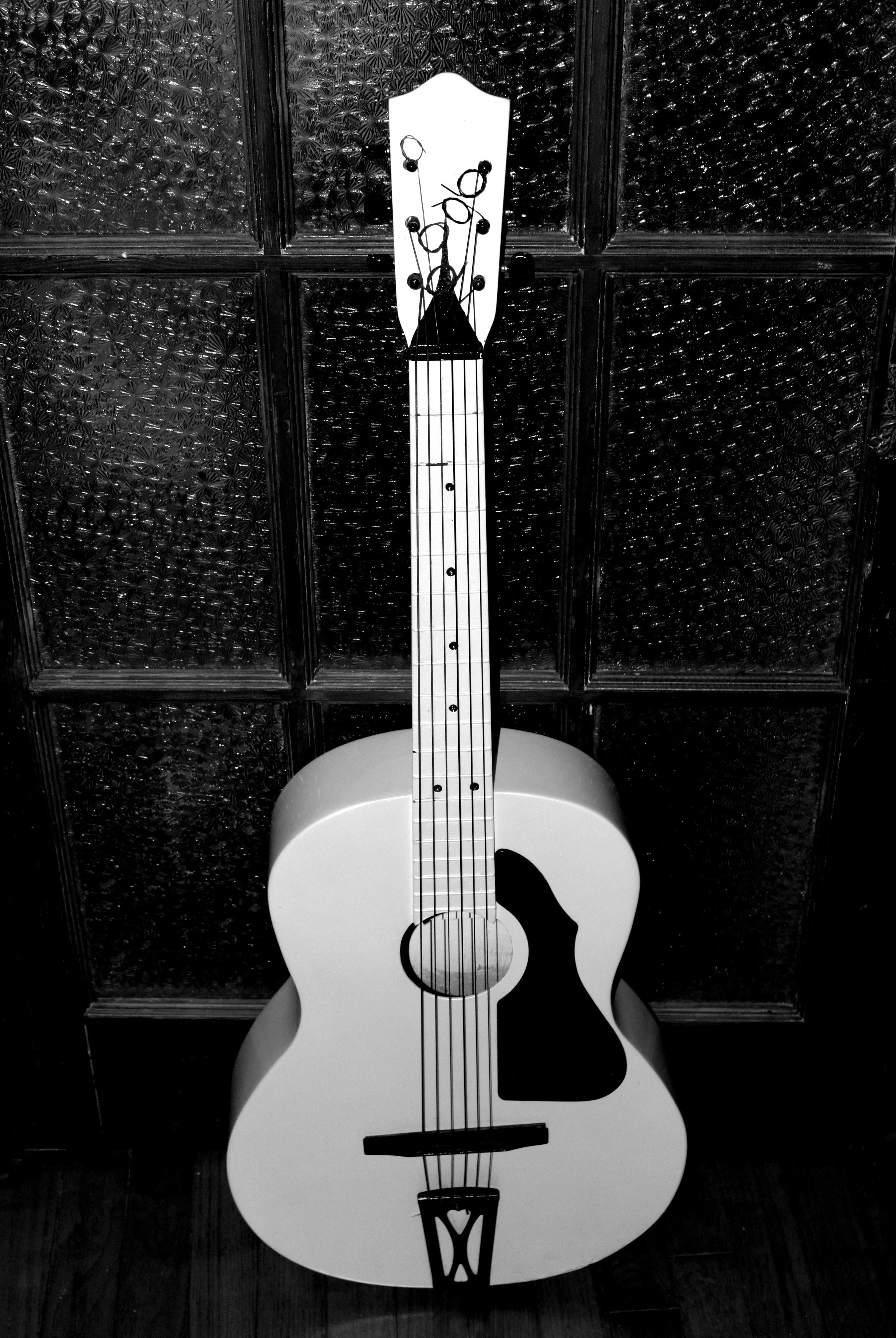 Una foto en blanco y negro de una guitarra foto – Imagen de Guitarra  gratuita en Unsplash, image size:3000x4478