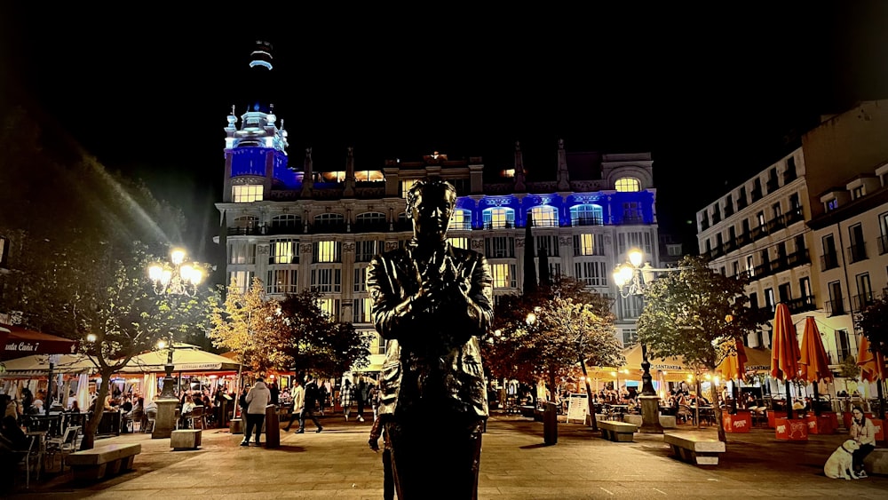 a statue of a man is in the middle of a plaza