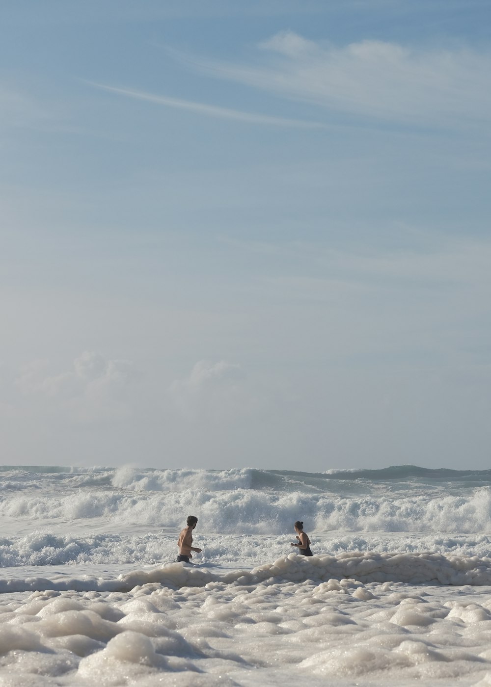 ein paar Leute, die auf Surfbrettern auf einer Welle reiten