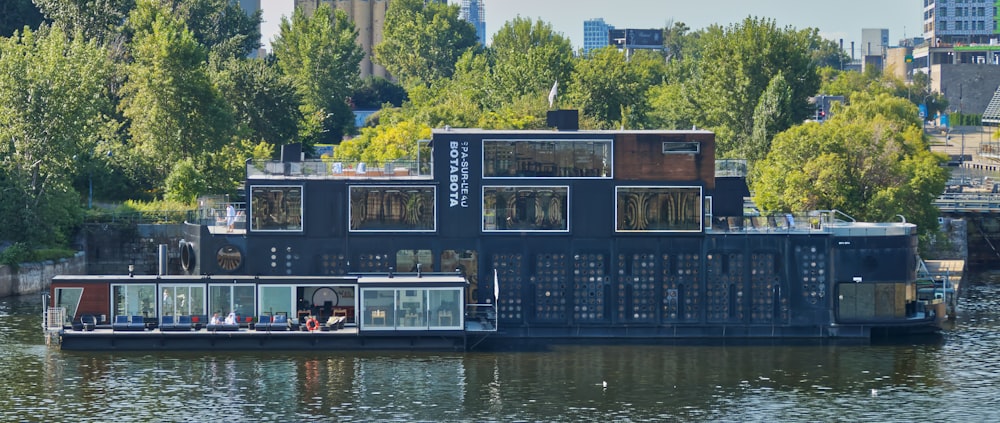 a house boat floating on top of a river