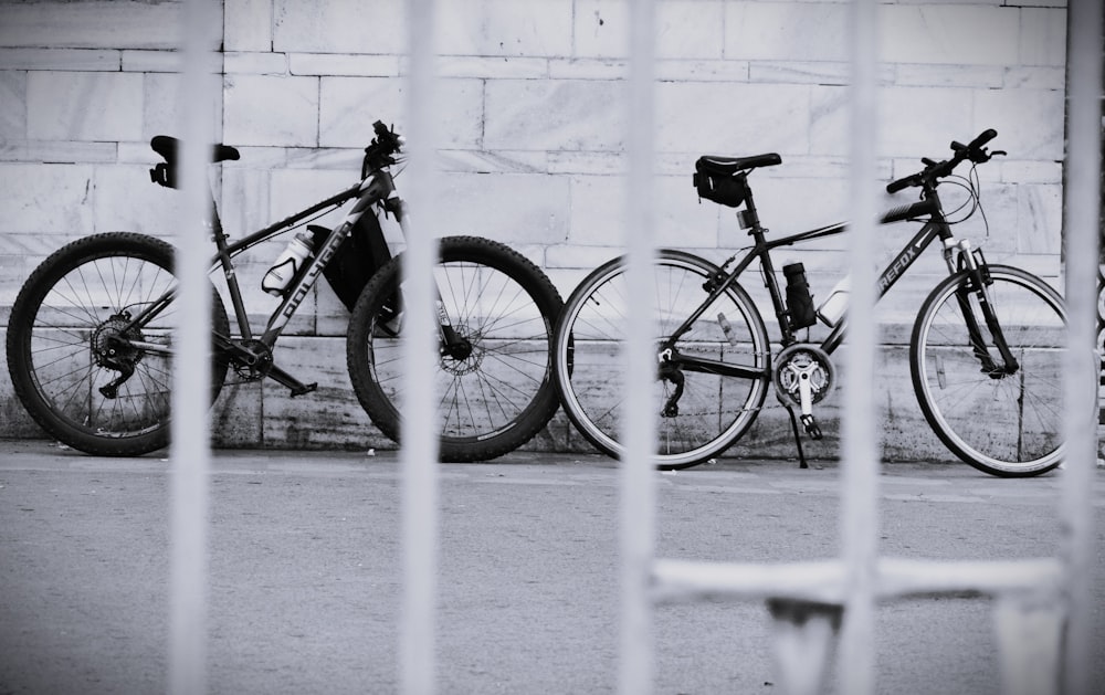 Un par de bicicletas aparcadas una al lado de la otra