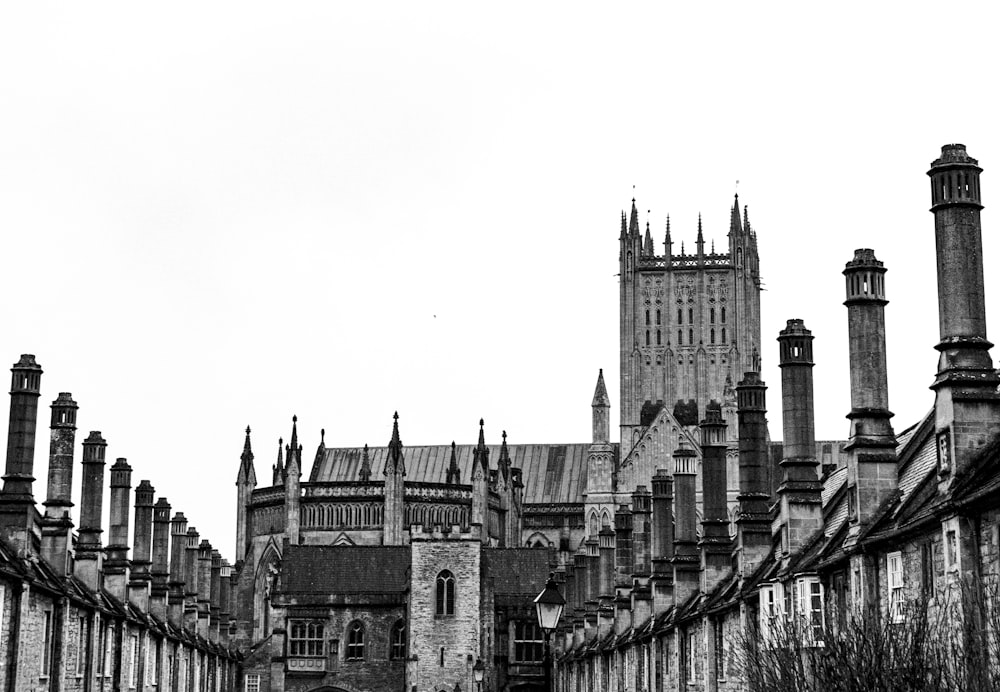 Una foto in bianco e nero di un grande edificio