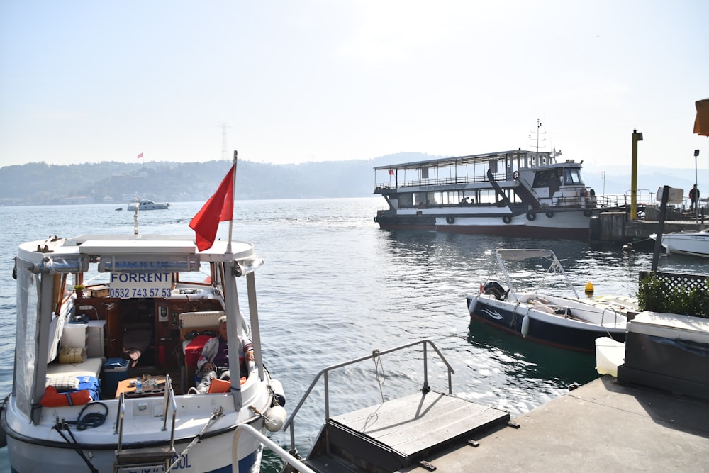 ein Boot, das im Wasser sitzt