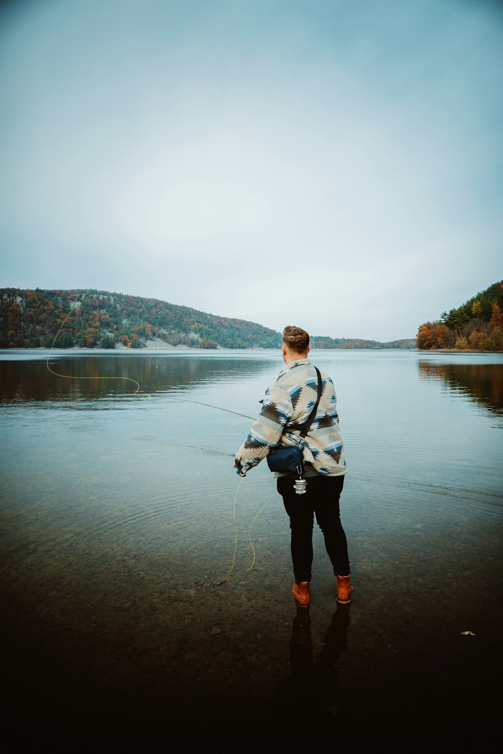 eine Person, die an einem Strand in der Nähe des Wassers steht