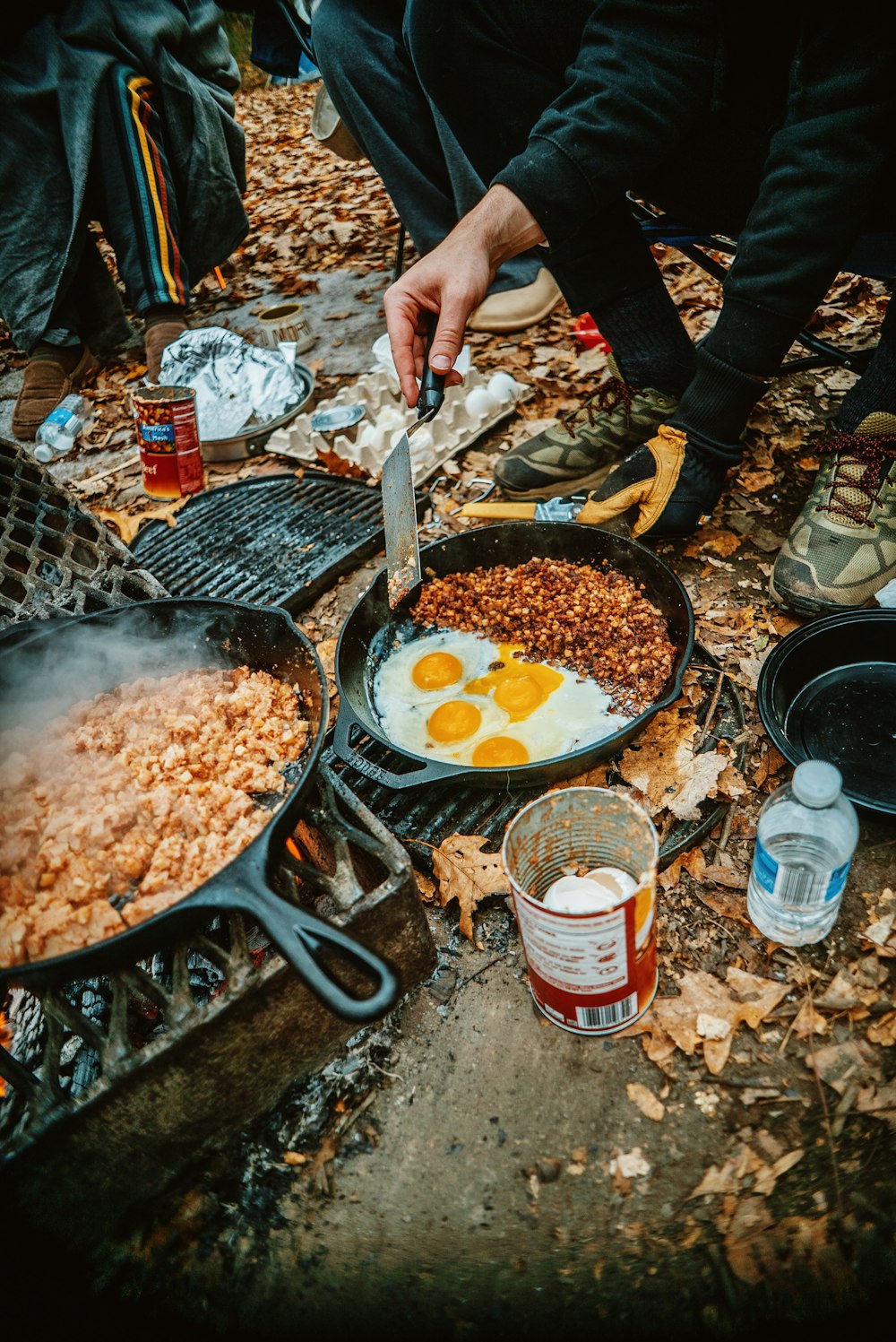 uma pessoa está cozinhando comida em uma grelha