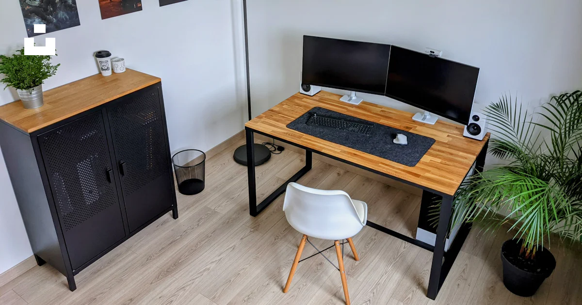 Computer On Top A desk with a computer on top of it photo – Free Montroy Image on Unsplash