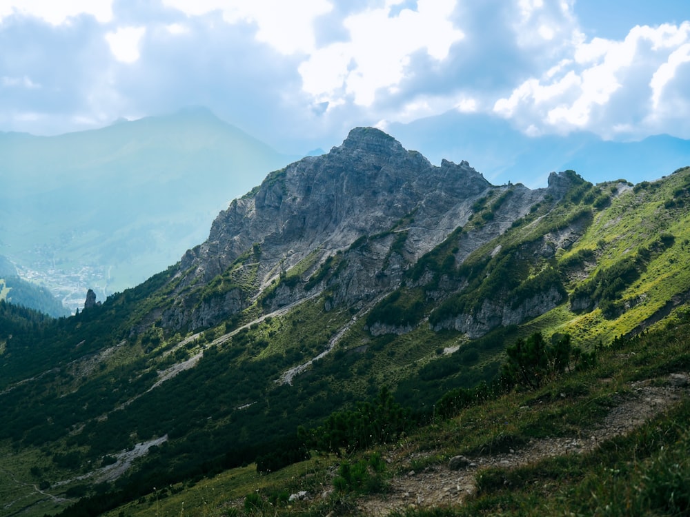 Una vista de una cadena montañosa desde un sendero