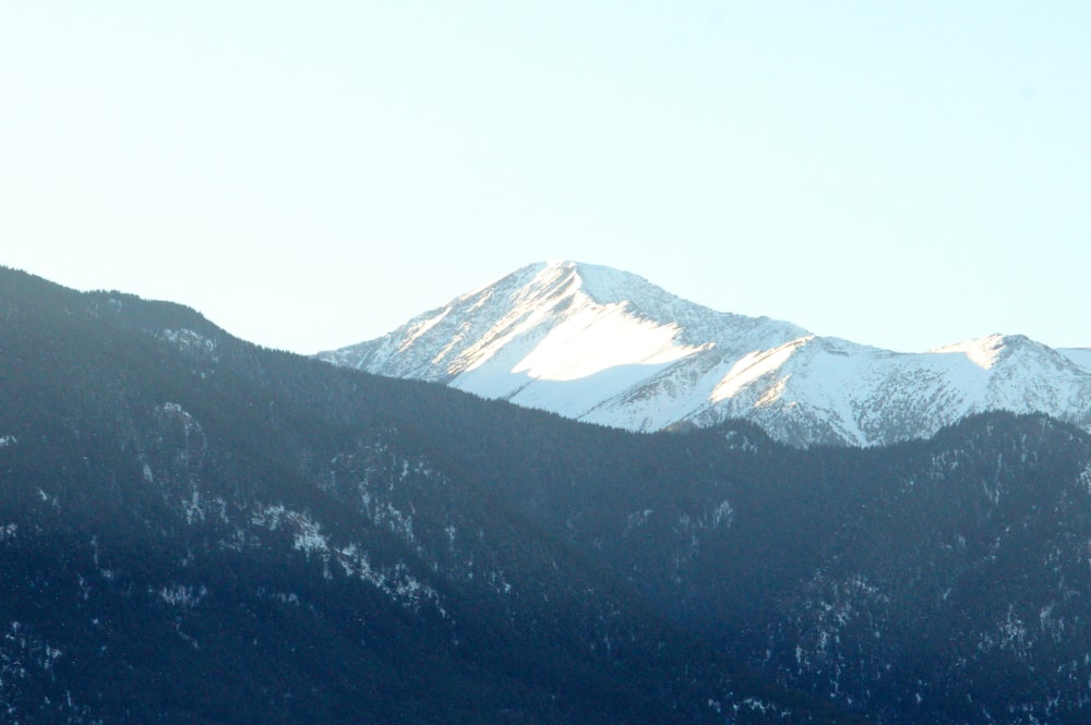 une vue d’une chaîne de montagnes enneigée