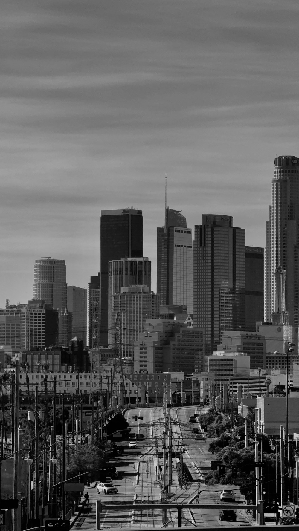 Una foto en blanco y negro del horizonte de una ciudad