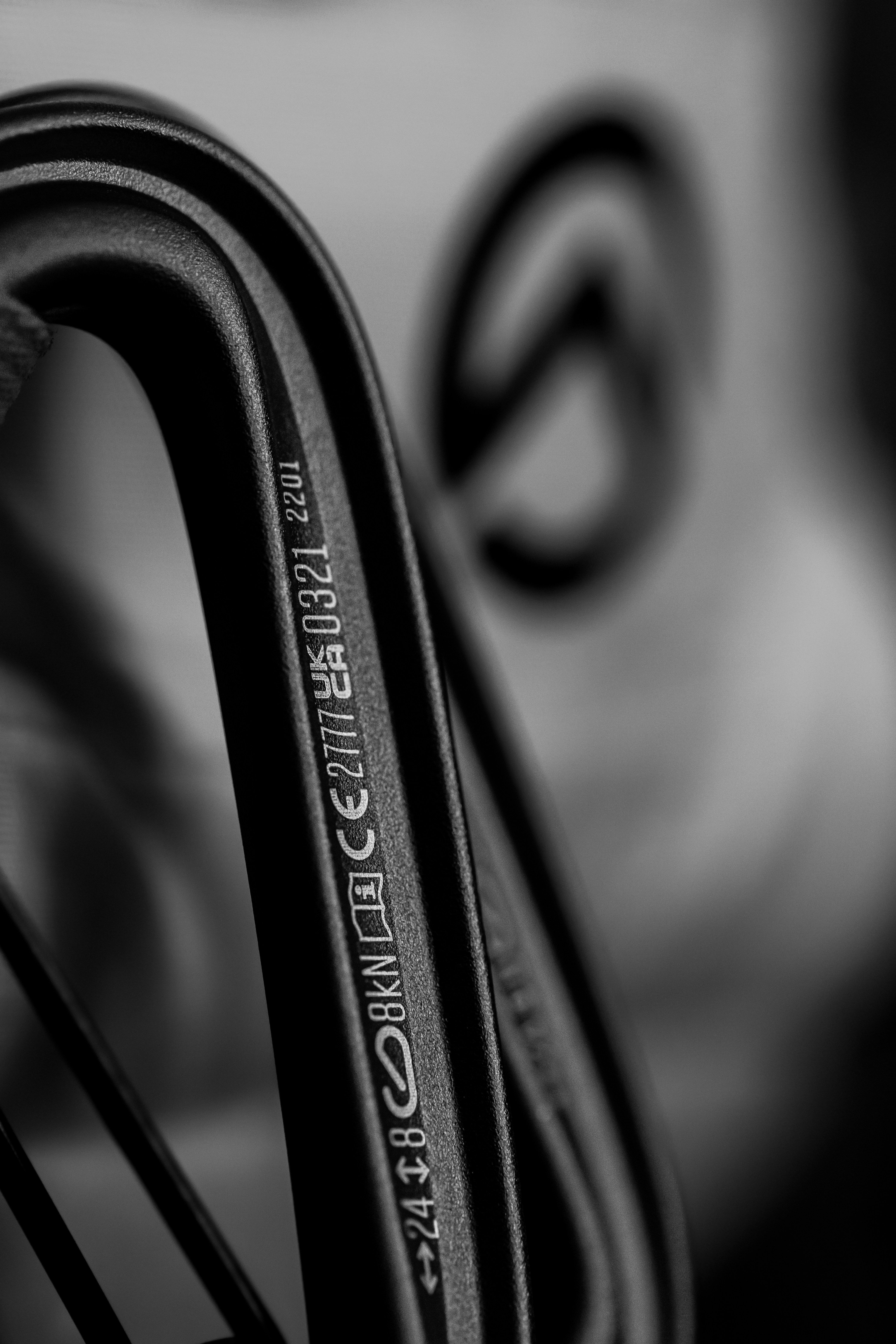 ein Schwarz-Weiß-Foto einer Schere