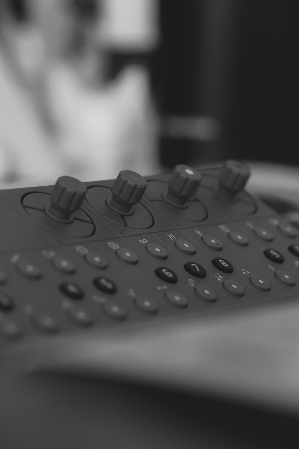 uma foto em preto e branco de um controle remoto