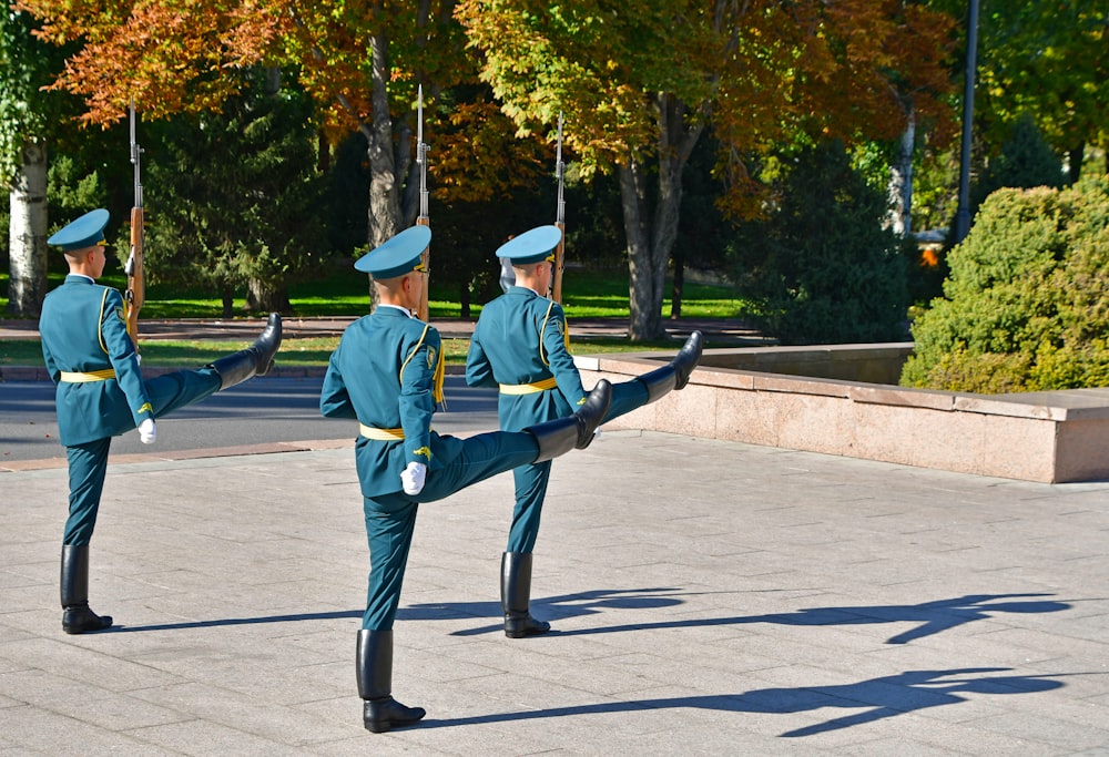 un gruppo di persone in uniforme in piedi in un cortile