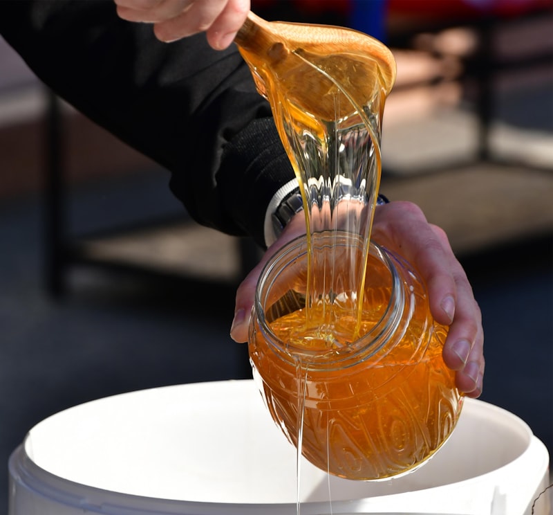 Honig fließt langsam in ein Glas