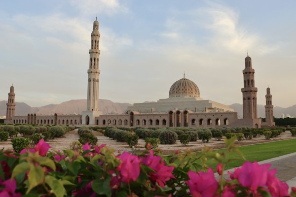 مسجد جامع سلطان قابوس مسقط با گنبد و مناره‌هایش