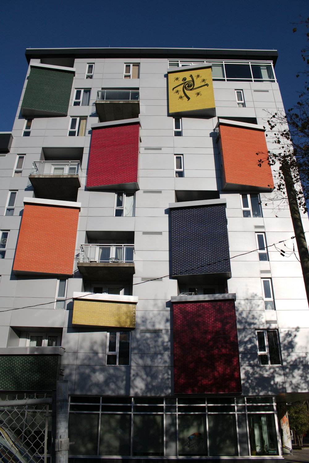 Un bâtiment multicolore avec beaucoup de fenêtres