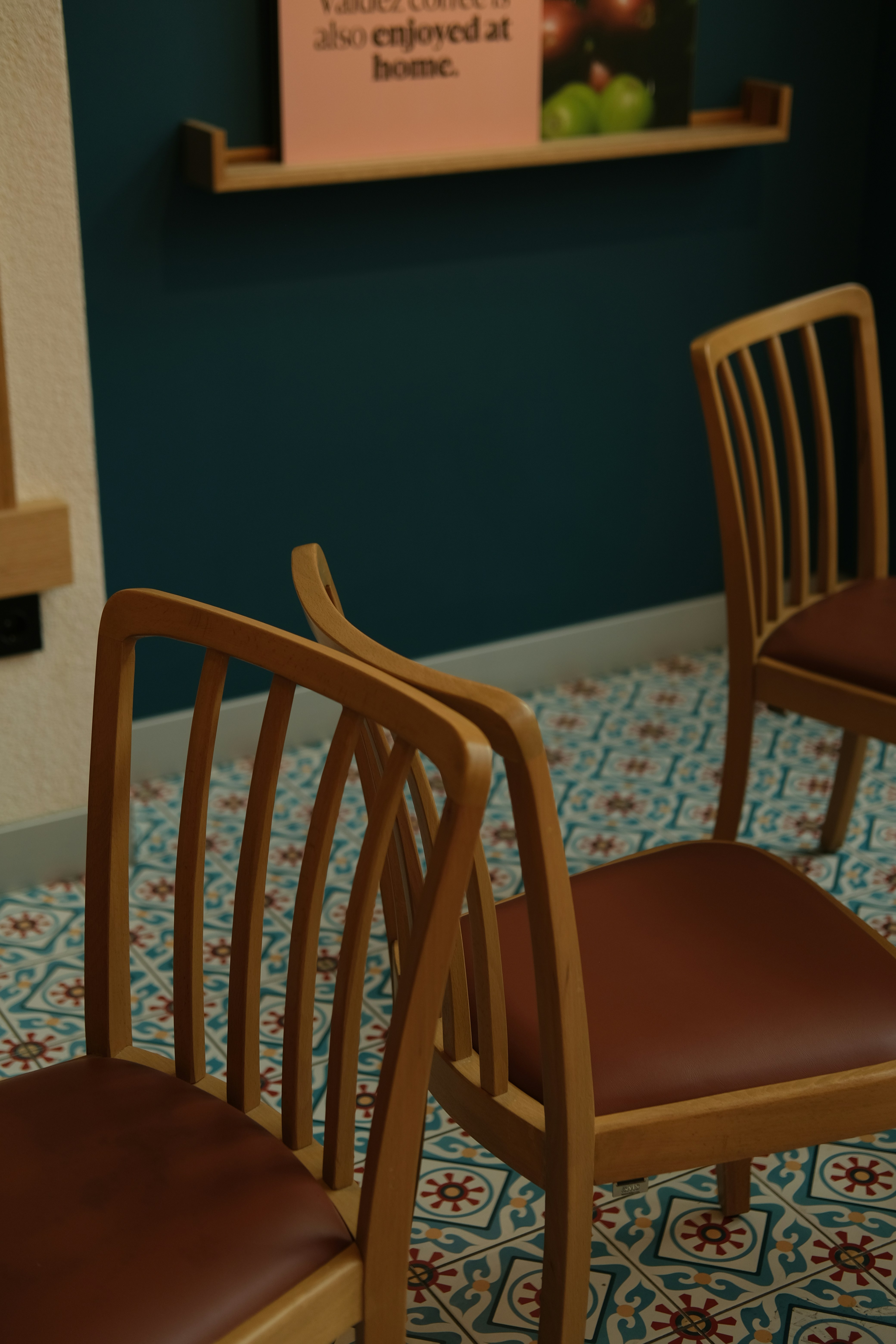 A couple of wooden chairs sitting next to each other photo – Free Black ...