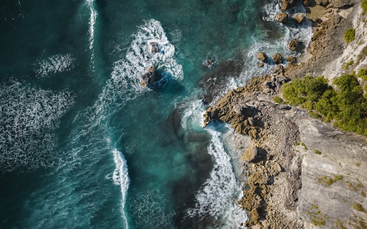 Aerial pantai tersembunyi Gunungkidul dengan karang dan ombak