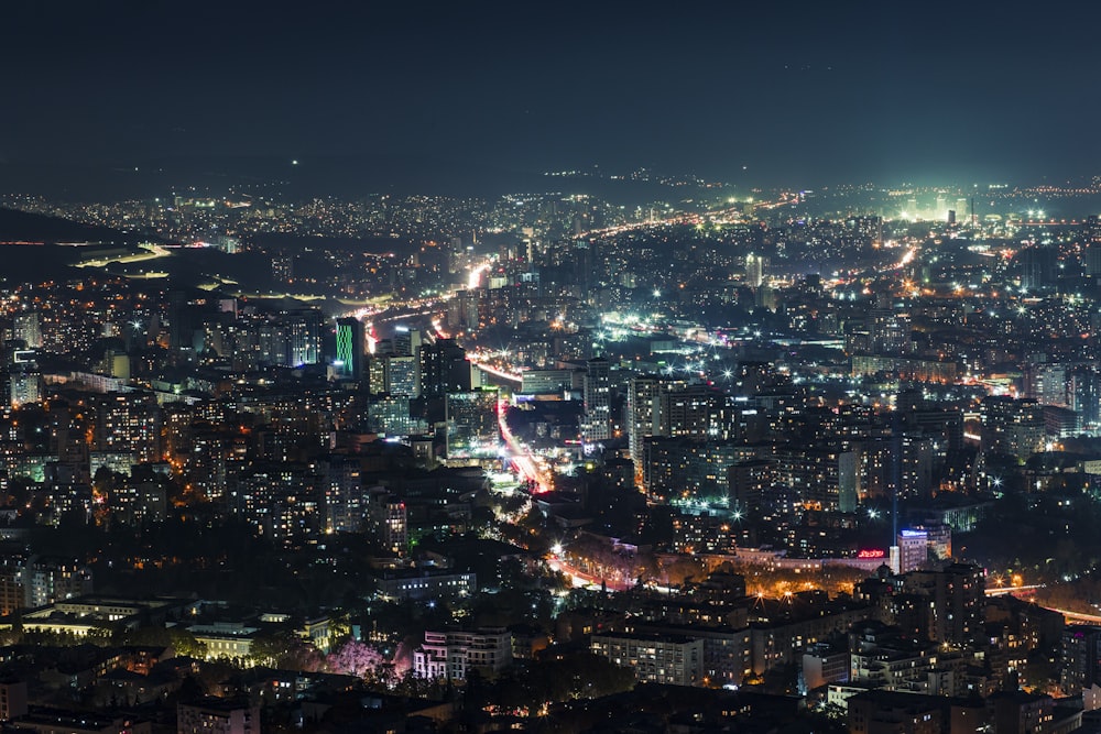 Una ciudad de noche con muchas luces