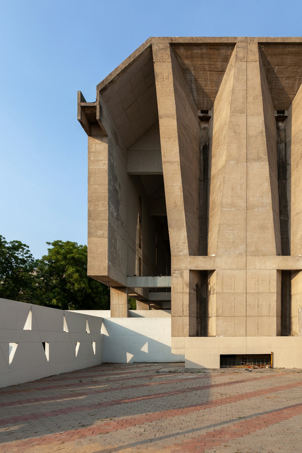 un grande edificio con un orologio sul lato