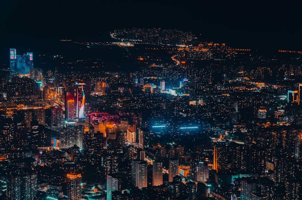 Una veduta di una città di notte dalla cima di un grattacielo